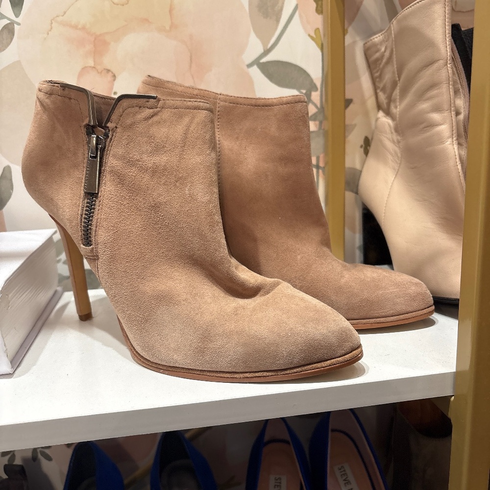 Vince Camuto ran suede booties